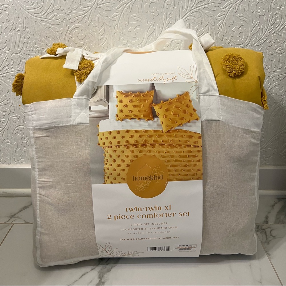 Brand new twin/twin xl comforter. Perfect for college freshman details in pics